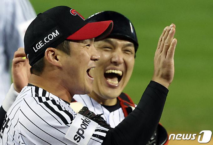 8일 오후 서울 송파구 올림픽로 잠실야구장에서 열린 프로야구 '2023 신한은행 SOL KBO 포스트시즌' 한국시리즈 2차전 LG 트윈스와 kt 위즈의 경기에서 역전승 주역 LG 박동원과 솔로포를 터트린 오지환이 환하게 웃고 있다. 2023.11.8/뉴스1 ⓒ News1 박정호 기자