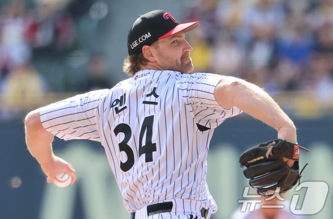 5일 오후 서울 송파구 잠실야구장에서 열린 프로야구 '2024 신한 SOL 뱅크 KBO 포스트시즌' 준플레이오프 1차전 kt 위즈와 LG 트윈스의 경기, LG 선발투수 엔스가 1회초 등판해 역투하고 있다. 2024.10.5/뉴스1 ⓒ News1 김도우 기자