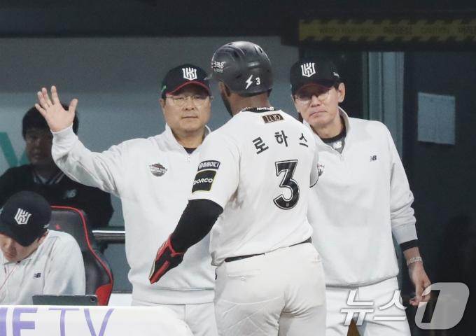 8일 오후 경기 수원시 장안구 KT위즈파크에서 열린 프로야구 '2024 신한 SOL 뱅크 KBO 포스트시즌' 준플레이오프 3차전 LG 트윈스와 KT 위즈의 경기, 3회말 1사 1,3루 KT 오재일의 희생플라이 아웃으로 홈으로 들어온 로하스가 이강철 감독과 함께 기뻐하고 있다. 2024.10.8/뉴스1 ⓒ News1 김영운 기자
