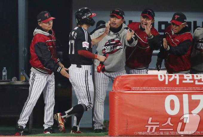 8일 오후 경기 수원시 장안구 KT 위즈파크에서 열린 프로야구 '2024 신한 SOL 뱅크 KBO 포스트시즌' 준플레이오프 3차전 LG 트윈스와 kt 위즈의 경기 3회초 1사 3루 상황 LG 염경엽 감독이 홍창기의 1타점 2루타때 득점에 성공한 3루주자 박해민을 반기고 있다. 2024.10.8/뉴스1 ⓒ News1 임세영 기자