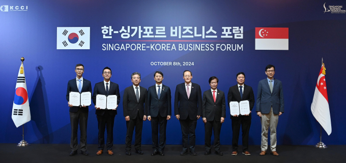 장재훈 사장(왼쪽 셋째)과 박현성 HMGICS 법인장 상무(왼쪽 둘째), 람킨용 부총장(오른쪽 셋째), 프레더릭 추 싱가포르 과학기술청장(오른쪽 첫째), 안덕근 산업부 장관(왼쪽 넷째) 등이 ‘3자 기업 연구소’ 설립 조인식 체결 후 기념촬영을 하고 있다. /사진=산업통상자원부