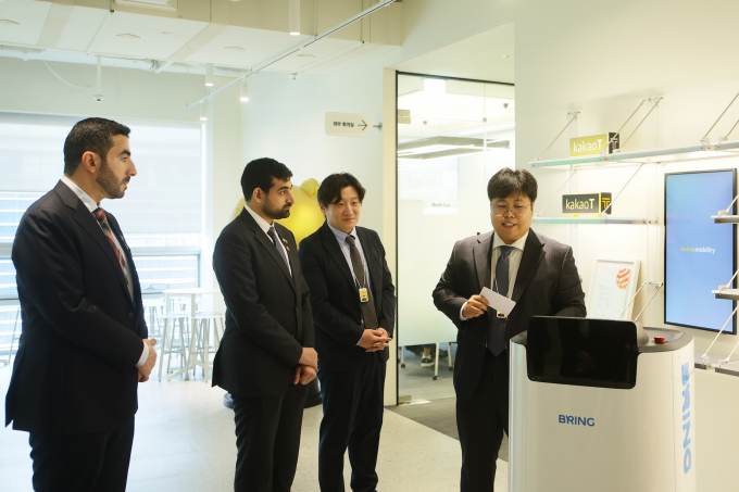  UAE 샤르자 왕실 고위대표단 카카오모빌리티 방문, 미래 모빌리티 기술 체험/사진=카카오모빌리티