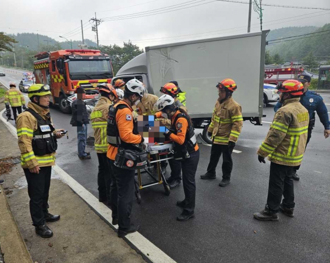  강원 태백시 통동 전원교회 앞 38호국도에서 3중 충돌사고가 발생했다. 사진은 9일 오전 7시45분쯤 강원 태백시 한 교회 앞 국도 교차로 주변에서 교통사고가 발생해 6명이 중경상을 입고 병원으로 옮겨진 모습. /사진=뉴스1(강원도 소방본부 제공)