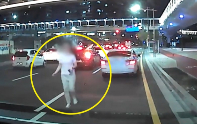 퇴근길 교통정체 중 통증을 호소하며 출혈을 보인 임신부가 경찰의 도움으로 무사히 병원에 이송된 사실이 뒤늦게 알려졌다. /사진=부산경찰 유튜브 캡처