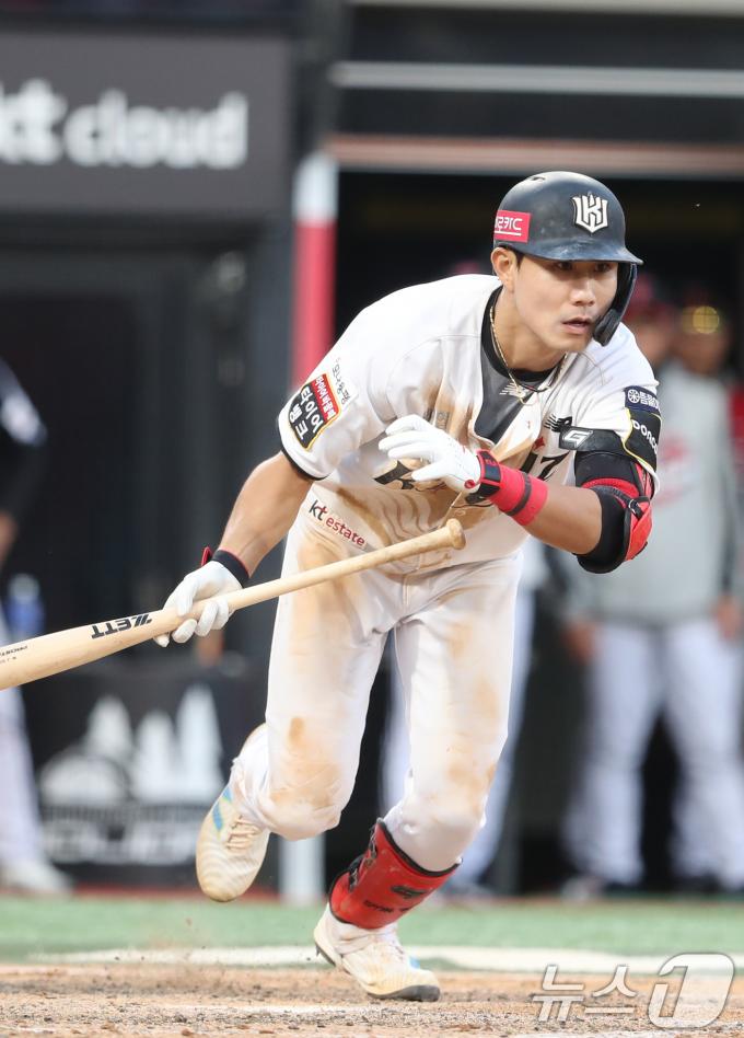 9일 오후 경기 수원시 장안구 KT위즈파크에서 열린 프로야구 '2024 신한 SOL 뱅크 KBO 포스트시즌' 준플레이오프 4차전 LG 트윈스와 KT 위즈의 경기, 10회말 무사 1루 KT 심우준이 번트를 치고 있다. 2024.10.9/뉴스1 ⓒ News1 김영운 기자