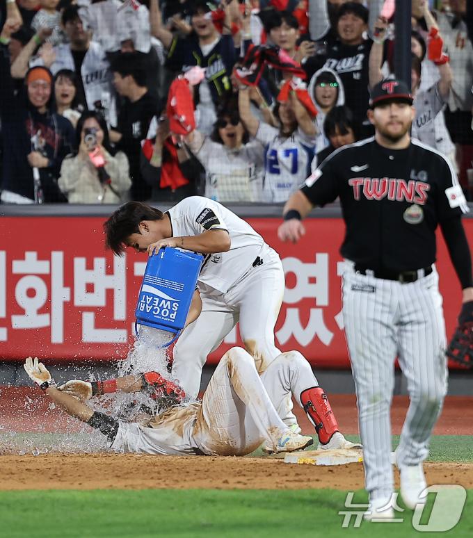 9일 오후 경기 수원시 장안구 KT위즈파크에서 열린 프로야구 '2024 신한 SOL 뱅크 KBO 포스트시즌' 준플레이오프 4차전 LG 트윈스와 KT 위즈의 경기, kt 심우준이 연장 11회말 2사 만루에서 끝내기 안타를 친 뒤 동료들에게 물세례를 받고 있다. 2024.10.9/뉴스1 ⓒ News1 김진환 기자