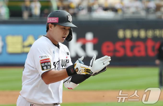 9일 오후 경기 수원시 장안구 KT위즈파크에서 열린 프로야구 '2024 신한 SOL 뱅크 KBO 포스트시즌' 준플레이오프 4차전 LG 트윈스와 KT 위즈의 경기 2회말 kt 선두타자 문상철이 LG 엔스를 상대로 1점 홈런을 치고 박수를 치고 있다. 2024.10.9/뉴스1 ⓒ News1 임세영 기자