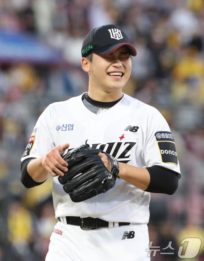 9일 오후 경기 수원시 장안구 KT위즈파크에서 열린 프로야구 '2024 신한 SOL 뱅크 KBO 포스트시즌' 준플레이오프 4차전 LG 트윈스와 KT 위즈의 경기, 11회초를 무실점으로 막은 KT 박영현이 웃으면서 마운드를 내려오고 있다. 2024.10.9/뉴스1 ⓒ News1 김영운 기자