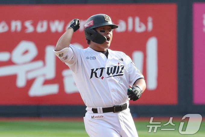 9일 오후 경기 수원시 장안구 KT위즈파크에서 열린 프로야구 '2024 신한 SOL 뱅크 KBO 포스트시즌' 준플레이오프 4차전 LG 트윈스와 KT 위즈의 경기 5회말 kt 선두타자 강백호가 LG 김진성을 상대로 1점 홈런을 치고 환호하고 있다. 2024.10.9/뉴스1 ⓒ News1 임세영 기자