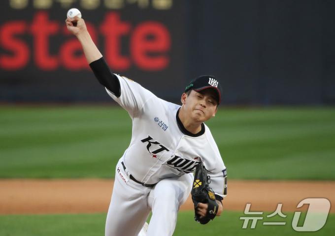 9일 오후 경기 수원시 장안구 KT위즈파크에서 열린 프로야구 '2024 신한 SOL 뱅크 KBO 포스트시즌' 준플레이오프 4차전 LG 트윈스와 KT 위즈의 경기 연장 10회초 kt 박영현이 역투하고 있다. 2024.10.9/뉴스1 ⓒ News1 임세영 기자