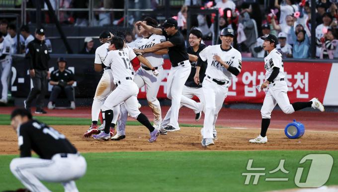 9일 오후 경기 수원시 장안구 KT위즈파크에서 열린 프로야구 '2024 신한 SOL 뱅크 KBO 포스트시즌' 준플레이오프 4차전 LG 트윈스와 KT 위즈의 경기, 연장 11회말 심우준의 끝내기 안타로 6대5 승리를 거둔 kt 선수들이 기쁨을 나누고 있다. 2024.10.9/뉴스1 ⓒ News1 김진환 기자