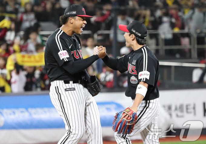 8일 오후 경기 수원시 장안구 KT위즈파크에서 열린 프로야구 '2024 신한 SOL 뱅크 KBO 포스트시즌' 준플레이오프 3차전 LG 트윈스와 KT 위즈의 경기에서 LG 에르난데스와 신민재가 하이파이브를 나누고 있다. 이날 경기는 LG가 kt를 상대로 6-5로 승리했다.. 2024.10.8/뉴스1 ⓒ News1 임세영 기자