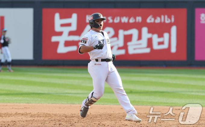 9일 오후 경기 수원시 장안구 KT위즈파크에서 열린 프로야구 '2024 신한 SOL 뱅크 KBO 포스트시즌' 준플레이오프 4차전 LG 트윈스와 KT 위즈의 경기 5회말 kt 선두타자 강백호가 LG 김진성을 상대로 1점 홈런을 치고 환호하고 있다. 2024.10.9/뉴스1 ⓒ News1 임세영 기자