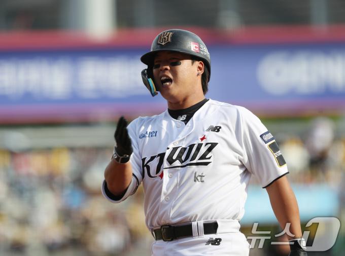 9일 오후 경기 수원시 장안구 KT위즈파크에서 열린 프로야구 '2024 신한 SOL 뱅크 KBO 포스트시즌' 준플레이오프 4차전 LG 트윈스와 KT 위즈의 경기, 5회말 무사 주자 없는 상황 KT 강백호가 홈런을 치고 세리머니를 하고 있다. 2024.10.9/뉴스1 ⓒ News1 김영운 기자