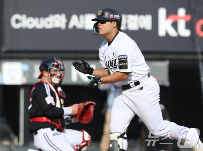 9일 오후 경기 수원시 장안구 KT위즈파크에서 열린 프로야구 '2024 신한 SOL 뱅크 KBO 포스트시즌' 준플레이오프 4차전 LG 트윈스와 KT 위즈의 경기, 5회말 무사 주자 없는 상황 KT 강백호가 홈런을 치고 홈으로 들어오고 있다. 2024.10.9/뉴스1 ⓒ News1 김영운 기자