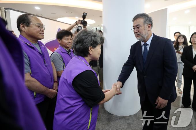 송기춘 이태원 참사 진상규명 특별조사위원장이 지난 9월 23일 오전 서울 중구 부림빌딩 내 마련된 이태원 참사 기억·소통공간 '별들의 집'을 찾아 유가족들과 인사 나누고 있다. /뉴스1 ⓒ News1 이승배 기자