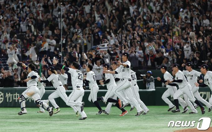 19일 오후 일본 도쿄돔에서 열린 '2023 아시아프로야구챔피언십(APBC)' 결승전 대한민국과 일본의 경기를 4대3으로 승리를 거둔 일본 선수들이 기뻐하고 있다. 2023.11.19/뉴스1 ⓒ News1 이재명 기자