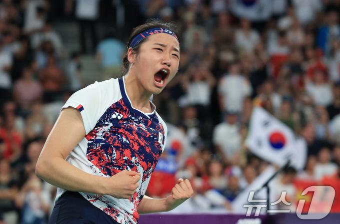 대한민국 배드민턴 대표팀 안세영이 5일 오후(한국시간) 프랑스 파리 라 샤펠 아레나에서 열린 2024 파리올림픽 배드민턴 여자 단식 결승 중국의 허빙자오 선수와의 경기에서 금메달을 확정 지은 후 기뻐하고 있다. 2024.8.5/뉴스1 ⓒ News1 박정호 기자