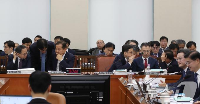 이상민 행정안전부장관(왼쪽 세번째)과 연원정 인사혁신처장(왼쪽 네번째)이 7일 오전 서울 여의도 국회 행정안전위원회 전체회의장에서 열린 행정안전부 등에 대한 국정감사에 출석해 각각 대화하고 있다. 2024.10.7/뉴스1 ⓒ News1 이광호 기자