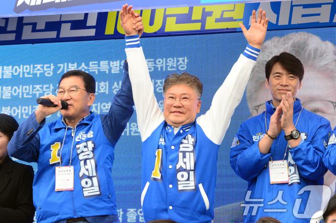 10·16 전남 영광군수 재선거 공식 선거운동이 시작된 3일 오전 영광군 영광읍 전매청사거리에서 장세일 민주당 후보가 출정식을 하고 있다. 2024.10.3/뉴스1 ⓒ News1 이승현 기자