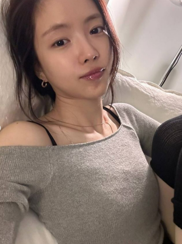 배우 손나은이 청순미 가득한 일상을 공개했다. 사진은 손나은이 자신의 인스타그램에 올린 일상 모습. /사진=손나인 인스타그램
