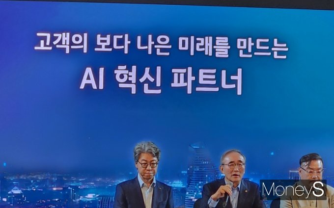 김영섭 KT 대표(가운데)와 오승필 KT 기술혁신부문 부사장(왼쪽), 정우진 KT컨설팅그룹장(전무)이 10일  AICT 컴퍼니 기자간담회에 나선 모습. /사진=양진원 기자
