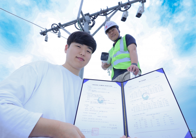 LG유플러스가 AI 기술을 적용해 개발한 'U+스마트교차로' 시스템이 정확도 99% 이상을 기록하며 국토교통부로부터 '최상급' 평가를 받았다. 사진은 LG유플러스 직원들이 'U+스마트교차로' 시스템을 테스트하고 있는 모습./사진=LG유플러스 제공