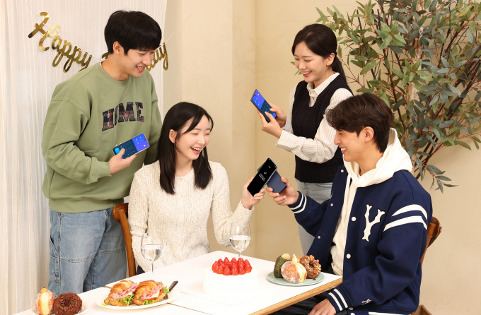 삼성전자가 '삼성월렛'에 '탭 이체'(Tap to Transfer) 기능을 새롭게 도입한다사진은 삼성전자의 홍보모델이 갤럭시 스마트폰끼리 맞대는 방식으로 간편하게 송금이 가능한 삼성월렛 '탭 이체' 기능을 시연하는 모습. /사진=삼성전자 제공