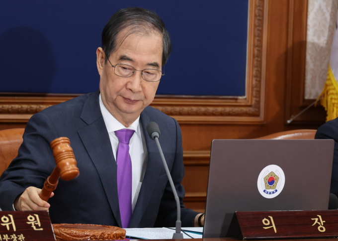 한덕수 국무총리가 딥페이크 성범죄에 대한 집중단속을 내년 3월 말까지 한다고 밝혔다. 사진은 한 총리가 10일 서울 종로구 정부서울청사에서 열린 국무회의에 참석해 의사봉을 두드리는 모습. /사진=뉴시스