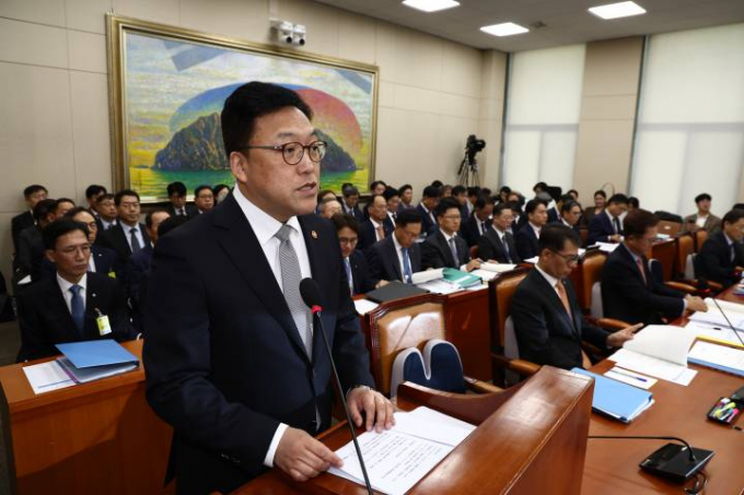 김병환 금융위원장이 10일 오전 서울 여의도 국회 정무위원회에서 열린 금융위원회·한국산업은행·중소기업은행에 대한 국정감사에서 인사말을 하고 있다./사진=뉴스1