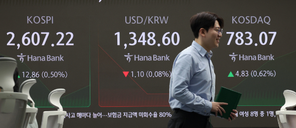 코스피는 10일 장 초반 전 거래일 대비 상승세를 보이는 반면 코스닥은 하락세다. 사진은 이날 서울 중구 하나은행 딜링룸에서 딜러들이 업무를 보고 있는 모습. /사진=뉴시스