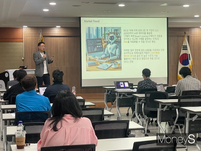 한국무역협회 광주전남본부는 관내 수출중소기업 관계자를 대상으로  B2B(기업 간 거래)마케팅과 링크드인을 활용한 해외진출 전략에 설명회를 개최했다/사진=무협 광주전남본부 제공.