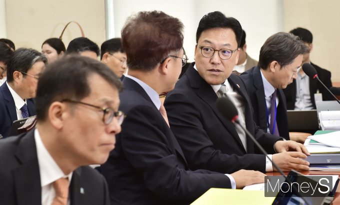 [머니S포토] 국회 정무위 국감, 대화 나누는 금융위 김병환 · 산은 강석훈