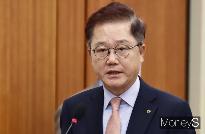 [머니S포토] 강석훈 회장, 산은 이전 질의 