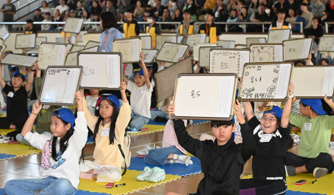 지난 9일 경기도인재개발원에서 개최된 2024 수원 골든벨 대회 모습. 