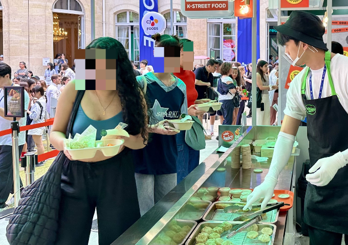 CJ제일제당 '비비고'가 미국과 유럽, 오세아니아 등 다양한 지역에서 판로를 확장하고 있다. CJ제일제당의 파리 '비비고 시장'에서 방문객들이 K푸드를 주문하고 있다. /사진=CJ제일제당