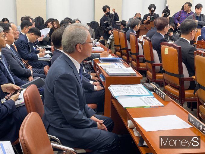 임종룡 우리금융그룹 회장이 10일 오후 서울 여의도 국회 정무위원회에서 열린 금융위원회·한국산업은행·중소기업은행에 대한 국정감사에 참석했다./사진=이남의 기자