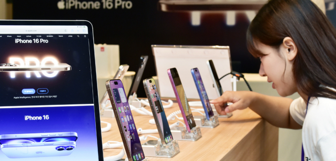 애플의 첫 인공지능(AI) 스마트폰 아이폰16 시리즈의 초기 판매량이 시장 예상에 들어맞는 수준인 것으로 드러나 지난해와 비슷한 9000만대 수준의 판매량이 유지될 것이라는 관측이 나온다. 사진은 애플의 첫 인공지능(AI) 스마트폰 아이폰16 시리즈가 출시되자 서울 강남 안다즈 서울에서 시민들이 신제품을 살펴보고 있는 모습. /사진=임한별 기자