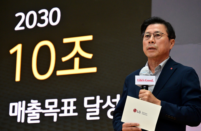 장익환 LG전자 BS사업본부장(부사장)이 10일 평택 디지털파크에서 LG전자의 비즈니스 솔루션(BS) 사업을 설명하고 있다. / 사진=LG전자 