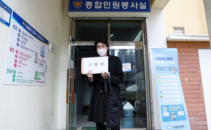 그룹 뉴진스 팬덤 버니즈가 어도어 경영진 및 하이브 소속 홍보팀 관계자들에 대한 조사를 요구하는 고발장을 접수했다. 사진은 10일 서울 용산구 용산경찰서로 향한 그룹 뉴진스 팬 연합 팀 버니즈. /사진=뉴시스