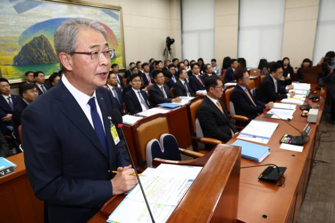  임종룡 우리금융그룹 회장이 10일 오후 서울 여의도 국회 정무위원회에서 열린 금융위원회·한국산업은행·중소기업은행에 대한 국정감사에서 질의에 답변하고 있다./사진=뉴스1