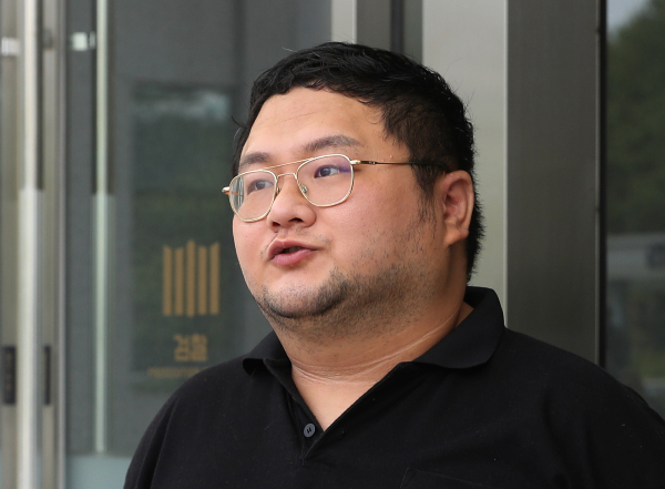 유튜버 쯔양을 협박해 돈을 갈취한 혐의를 받는 구제역이 또 다른 유튜버를 향한 명예훼손 혐의로 벌금 300만원을 선고받았다. 사진은 지난 7월 경기 수원 영통구 수원지방검찰청에 출석하는 그의 모습. /사진=뉴시스