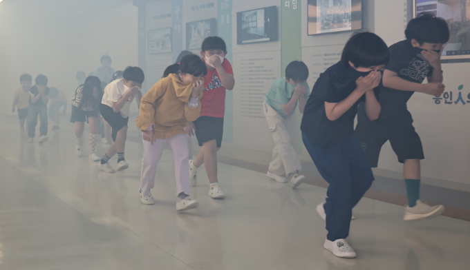 초등학교에서 불이 나 학생과 교직원 등 700여 명이 대피하는 소동이 벌어졌다. 사진은 지난 5월 한 초등학교에서 진행한 화재대피훈련 모습. /사진=뉴스1
