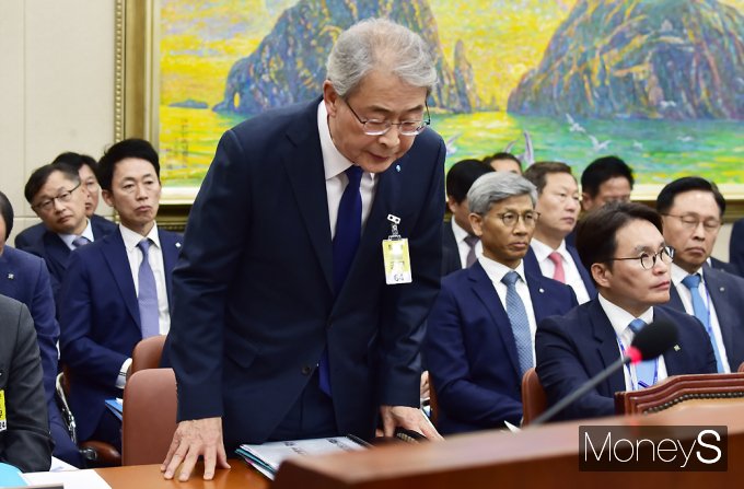 임종룡 우리금융그룹 회장이 10일 오후 서울 여의도 국회에서 열린 정무위원회의 금융위원회, 한국산업은행, 중소기업은행에 대한 국정감사에서 증인 선서를 하기 위해 이동하고 있다./사진=임한별 기자