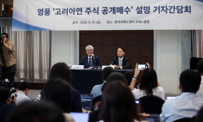  강성두 영풍 사장(왼쪽)이 지난달 27일 오전 서울 중구 프레스센터에서 고려아연 주식 공개매수에 대한 설명을 하고 있다. /사진=뉴스1