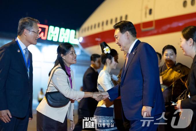 아세안 정상회의에 참석하는 윤석열 대통령이 9일(현지시간) 라오스 비엔티안 왓타이 국제공항에 도착해 영접 인사들과 악수하고 있다. (대통령실 홈페이지) 2024.10.10/뉴스1 ⓒ News1 송원영 기자