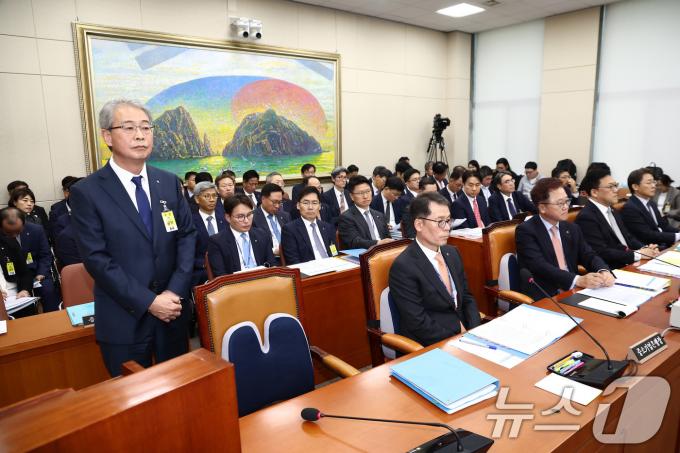 임종룡 우리금융그룹 회장이 10일 오후 서울 여의도 국회 정무위원회에서 열린 금융위원회·한국산업은행·중소기업은행에 대한 국정감사에 출석해 자리하고 있다. 2024.10.10/뉴스1 ⓒ News1 김민지 기자