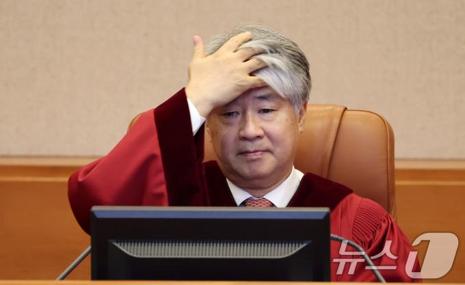 이종석 헌법재판소장이 27일 오후 서울 종로구 헌법재판소 대심판정에서 '윤석열 대통령 탄핵 요청 청원에 대한 청문회 개최' 의결에 반발해 국민의힘이 제기한 권한쟁의심판 첫 변론을 주재하고 있다. 2024.8.27/뉴스1 ⓒ News1 이동해 기자