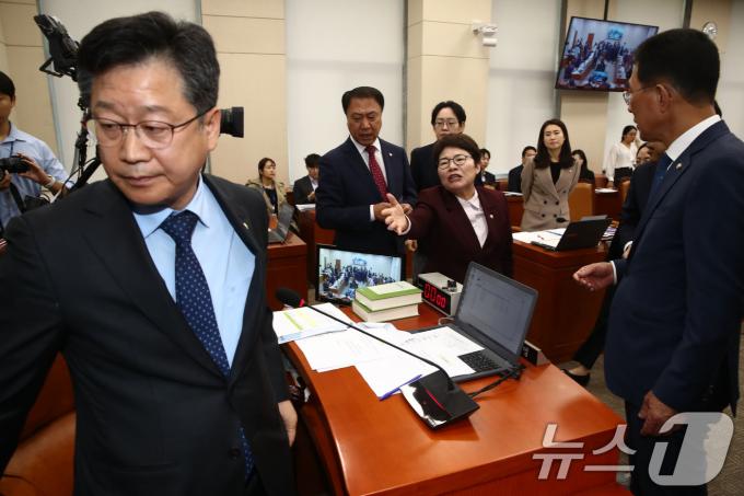 안호영 환경노동위원장이 10일 오후 서울 여의도 국회에서 열린 환경노동위원회의 고용노동부에 대한 국정감사에서 김문수 장관의 '역사관'을 이유로 김 장관의 퇴장을 요청, 이에 임이자 의원 등 여당 의원들이 항의하자 정회를 선언하고 자리에서 일어나고 있다. 2024.10.10/뉴스1 ⓒ News1 이광호 기자