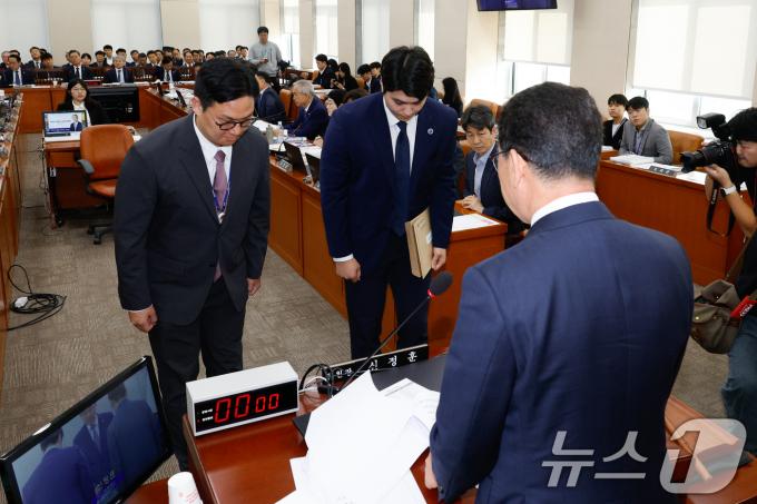 신정훈 국회 행정안전위원회 위원장이 10일 오전 서울 여의도 국회 행안위에서 열린 중앙선거관리위원회·진실·화해를위한과거사정리위원회·소방청·한국소방산업기술원 국정감사에서 증인 불출석한 명태균 씨와 김영선 전 국민의힘 의원에 대해 동행명령장을 발부하고 있다. 2024.10.10/뉴스1 ⓒ News1 안은나 기자